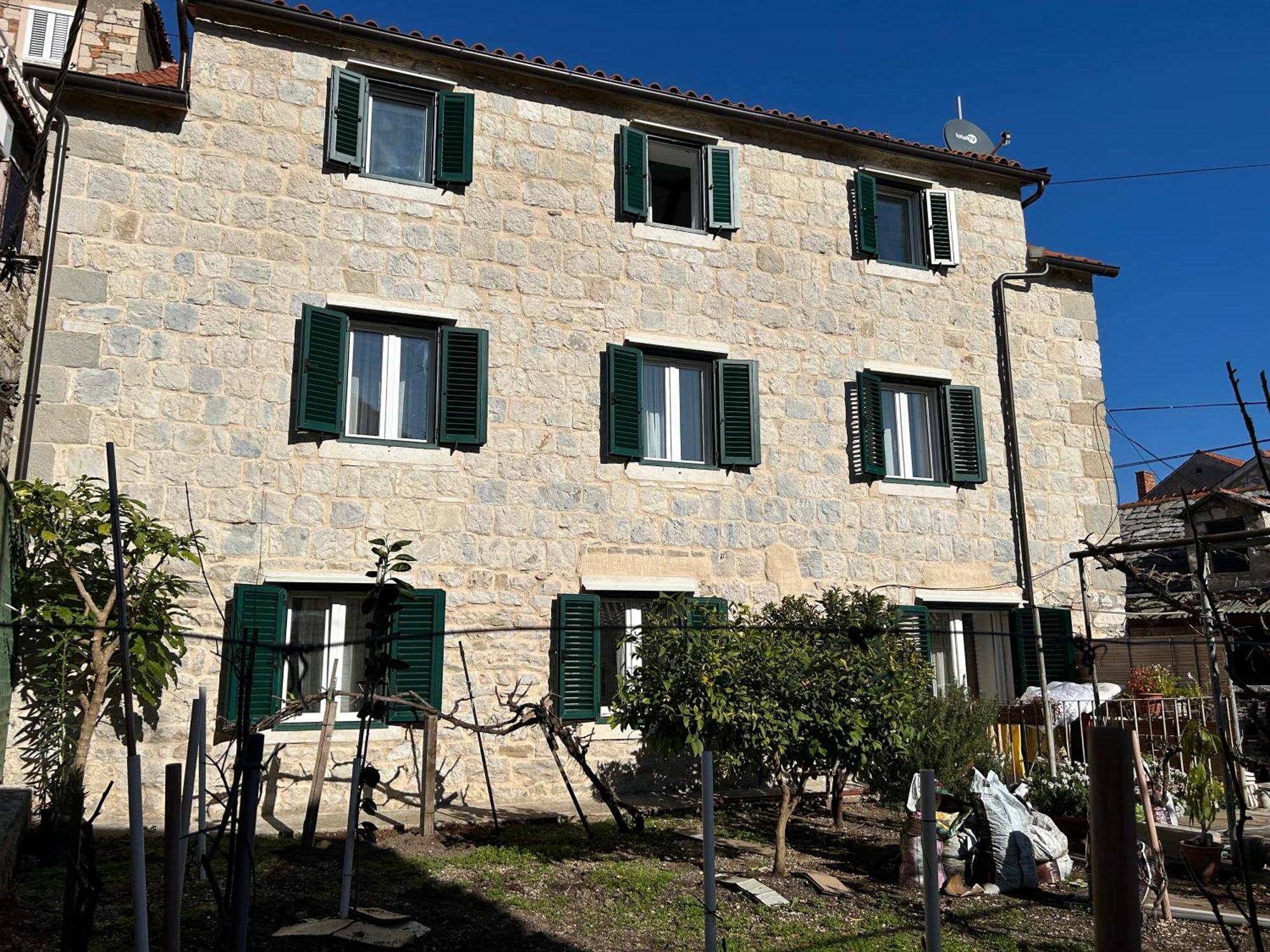 Perfectly Located Cherry Stone House Split Exterior foto
