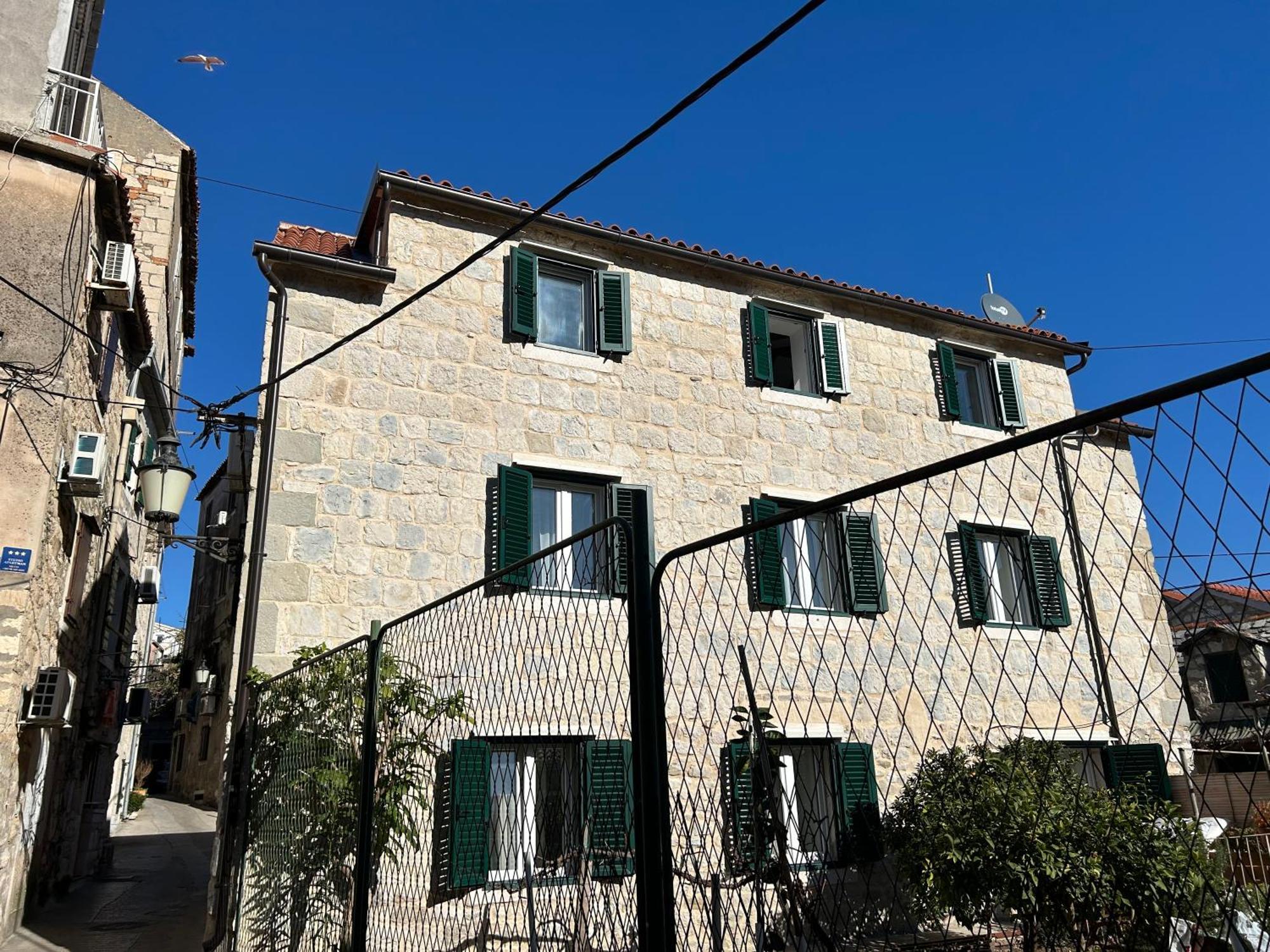 Perfectly Located Cherry Stone House Split Exterior foto
